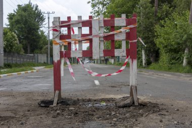 Onarım yolun bir koruyucu renk çit başarısız kapağı üzerinde yüklü.