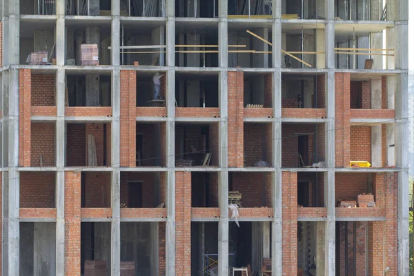 Mur en béton armé d'un bâtiment de plusieurs étages en cours de construction . — Photo