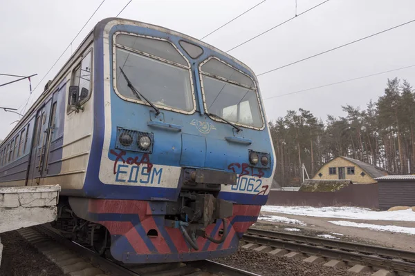 20. prosince 2018 Ukrajina, Bucha: elektrický vlak stojí na nádraží — Stock fotografie