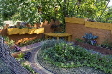 Yatak modern bir tasarımcı Bahçe. Doğal malzemeler kullanılarak. Ve uyumluluk için bitkilerin seçimi