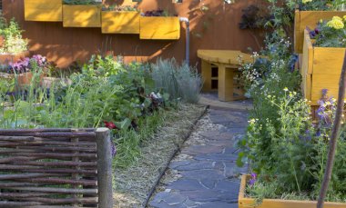 Yatak modern bir tasarımcı Bahçe. Doğal malzemeler kullanılarak. Ve uyumluluk için bitkilerin seçimi