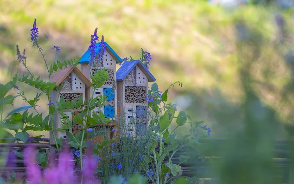 Специальный дом для полезных садовых насекомых, построенный из натуральных материалов. Создает естественные условия для содержания населения естественных врагов садовых вредителей . — стоковое фото