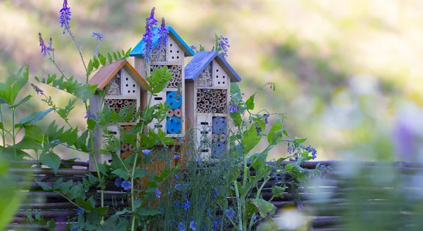 Särskilda hus för användbar trädgård insekter, byggda av naturmaterial. Naturliga förutsättningar för att behålla befolkningen av trädgård skadedjur naturliga fiender. — Stockfoto