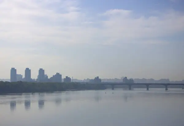 Terraplén matutino, Kiev. Luz salvaje en el horizonte, reflejos de casas en el agua — Foto de Stock