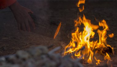 Taze et mangal, duman çelik bir şiş üzerinde