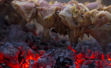 Taze et mangal, duman çelik bir şiş üzerinde