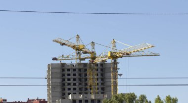 Mavi gökyüzü, bir çok katlı bina inşa süreci Vinçler