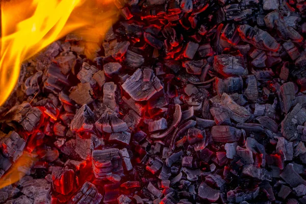 ,carbón de barbacoa, carbón de combustión en el fondo — Foto de Stock