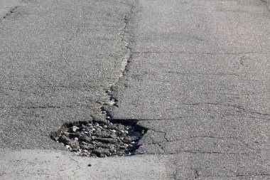 Yolun üzerinde birçok çukurlar vardır yakın