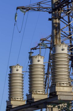 yüksek voltajlı elektrik hatları üzerinde büyük seramik izolatörler