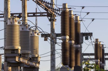 yüksek voltajlı elektrik hatları üzerinde büyük seramik izolatörler