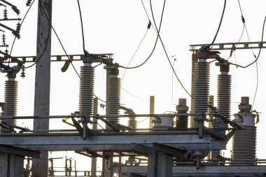 yüksek voltajlı elektrik hatları üzerinde büyük seramik izolatörler