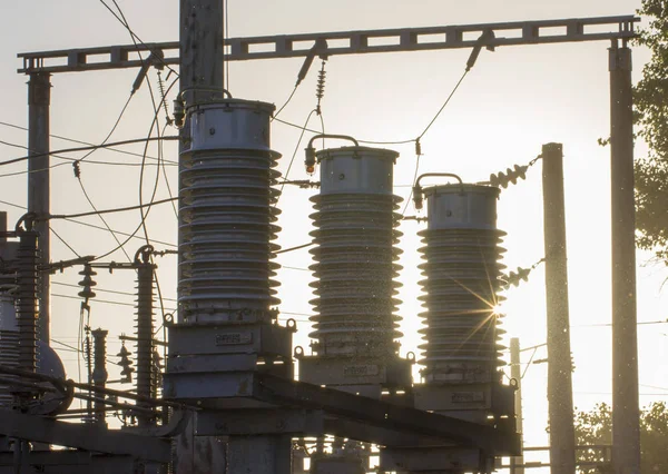 Enormes aislantes cerámicos en líneas eléctricas de alto voltaje — Foto de Stock