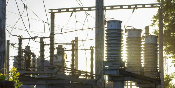 Enormes aislantes cerámicos en líneas eléctricas de alto voltaje — Foto de Stock