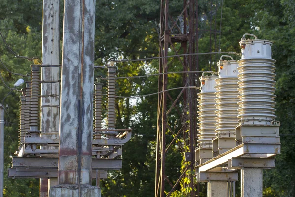 Enormes aislantes cerámicos en líneas eléctricas de alto voltaje — Foto de Stock