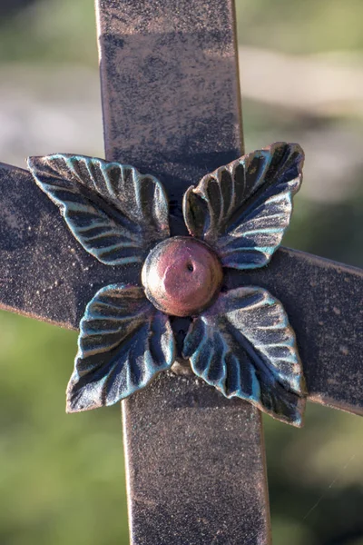 Кованый цветок кованых элементов для металлических ворот — стоковое фото