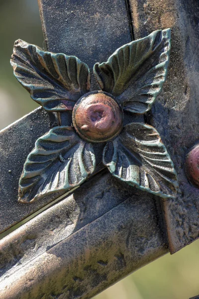 Gesmede flowerof gesmeed elementen voor metalen poorten — Stockfoto