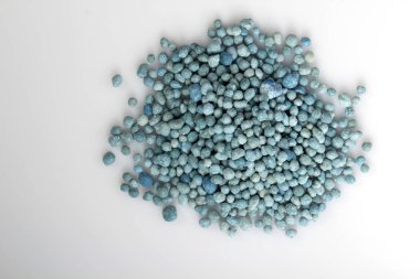 Mineral Gübreler, beyaz arka plan üzerinde izole yığını