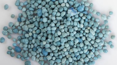 Mineral Gübreler, beyaz arka plan üzerinde izole yığını