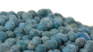 Mineral Gübreler, beyaz arka plan üzerinde izole yığını