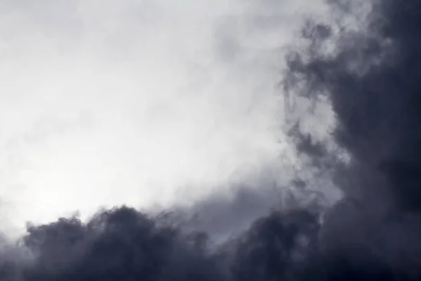 Luz en la oscuridad y dramática tormenta Nubes de fondo — Foto de Stock