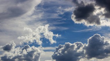 Masmavi bir gökyüzü beyaz bulut