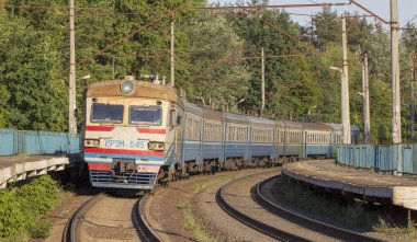 20 Aralık 2018 Ukrayna, Bucha: elektrikli tren tren istasyonunda duruyor
