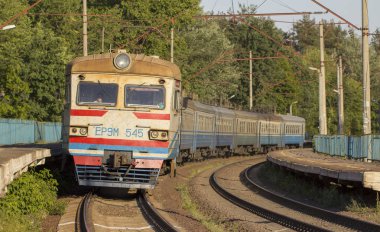 20 Aralık 2018 Ukrayna, Bucha: elektrikli tren tren istasyonunda duruyor