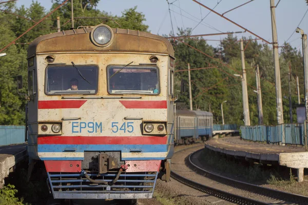 20. prosince 2018 Ukrajina, Bucha: elektrický vlak stojí na nádraží — Stock fotografie
