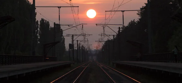 Ferrocarril al atardecer, una plataforma del ferrocarril con pasajeros ozhidayuschimi —  Fotos de Stock