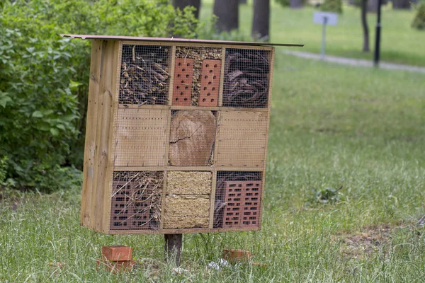 Casa speciale per insetti da giardino utili, costruita con materiali naturali. Crea le condizioni naturali per mantenere la popolazione dei nemici naturali dei parassiti del giardino . — Foto Stock