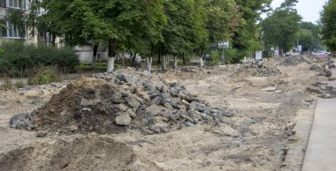 Yolun üzerinde birçok çukurlar vardır yakın