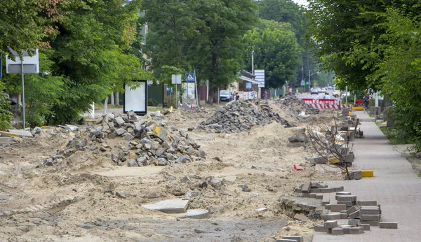 Yolun üzerinde birçok çukurlar vardır yakın