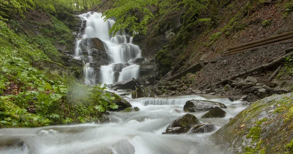 Shipot Shipit - один из самых красивых и полноводных водопадов — стоковое фото