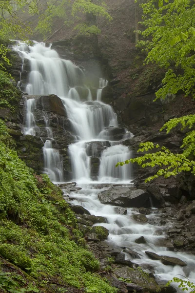 Shipot Shipit - один из самых красивых и полноводных водопадов — стоковое фото