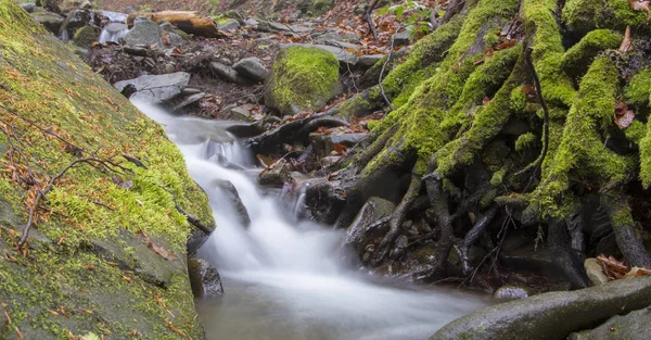 Shipot Shipit - salah satu yang paling indah dan air terjun yang paling penuh — Stok Foto