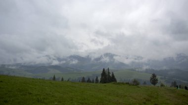 Dağlarda, Ukrayna Karpatlar bulutlu hava
