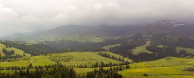 Dağlarda, Ukrayna Karpatlar bulutlu hava