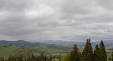 Dağlarda, Ukrayna Karpatlar bulutlu hava