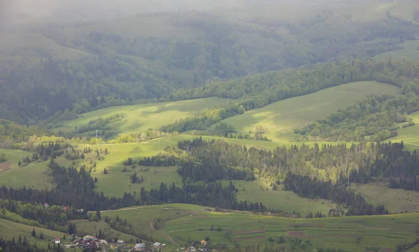 Dağlarda, Ukrayna Karpatlar bulutlu hava