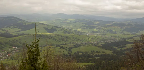 Хмарно в горах, українських Карпат — стокове фото