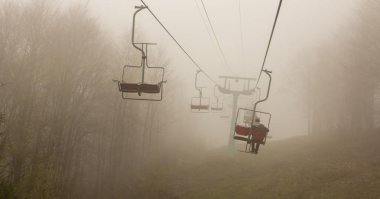 Yaz aylarında birçok boş teleferik sandalyeler üst üste yakın çekim