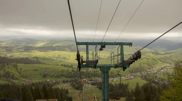 行に多くの空のスキー場のリフトの椅子は、夏のクローズ アップ — ストック写真