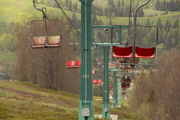 Im Sommer viele leere Skiliftsessel hintereinander — Stockfoto