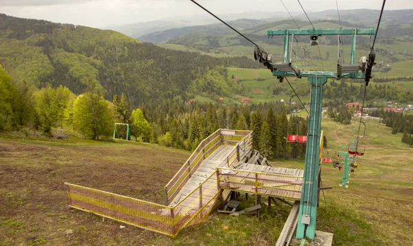 Muitas cadeiras de elevador de esqui vazias em uma fileira de perto no verão — Fotografia de Stock