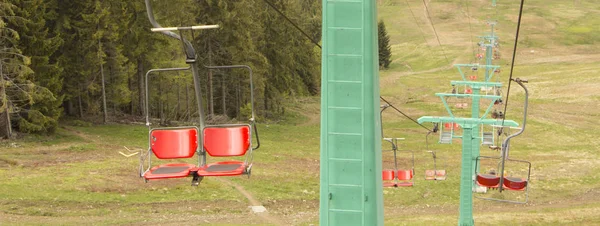 Im Sommer viele leere Skiliftsessel hintereinander — Stockfoto