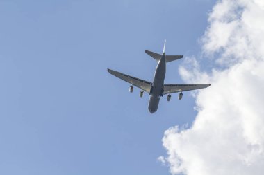 Gökyüzünde bir uçak uçuyor.