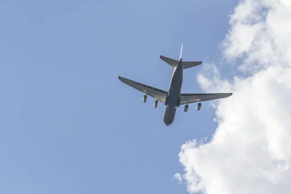 Ein Flugzeug fliegt in den Himmel — Stockfoto