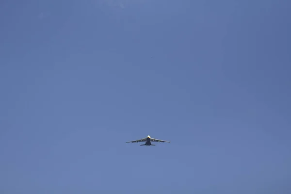 Um avião voa no céu — Fotografia de Stock