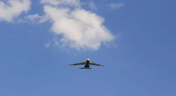 Ein Flugzeug fliegt in den Himmel — Stockfoto